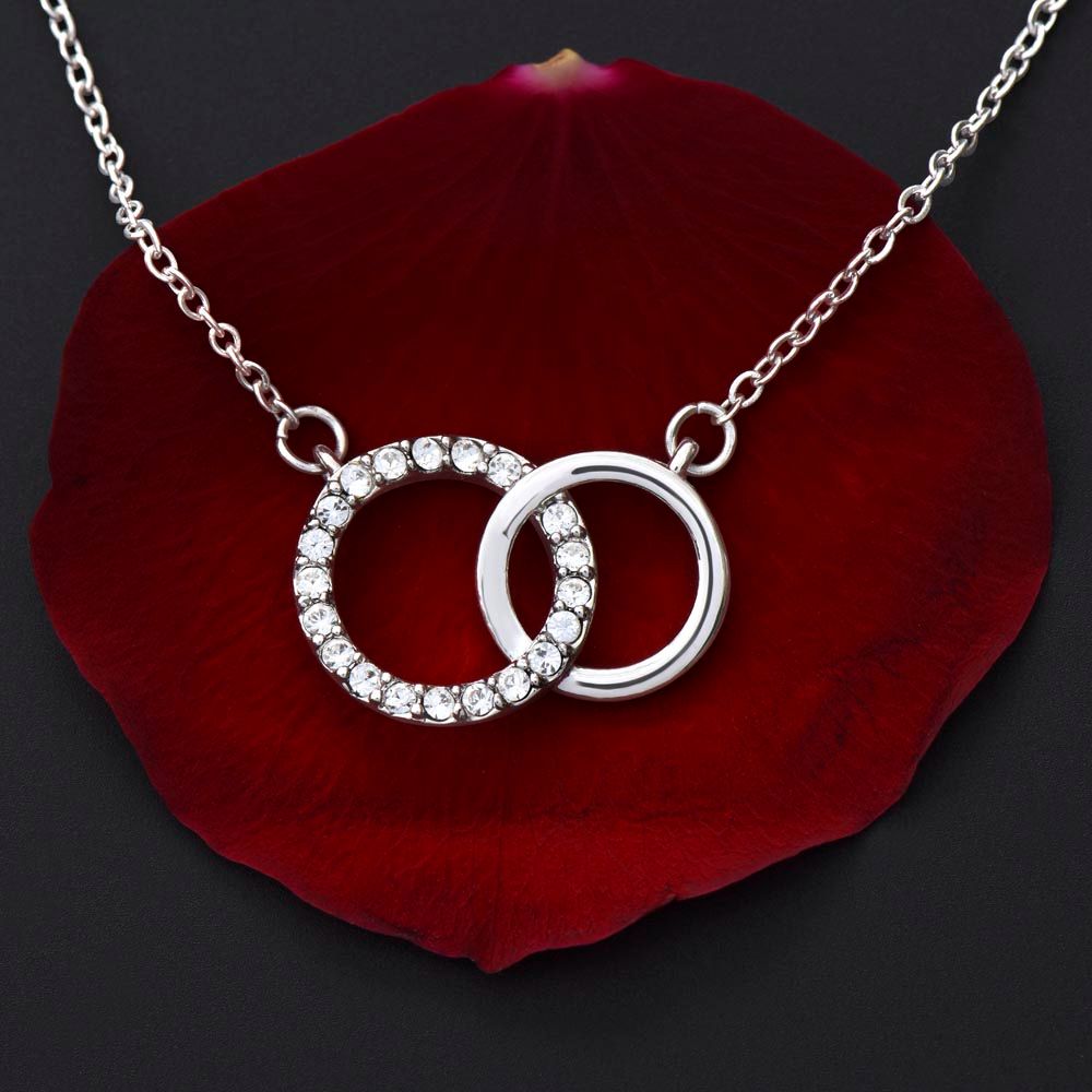 Collar de anillos entrelazados significado deals